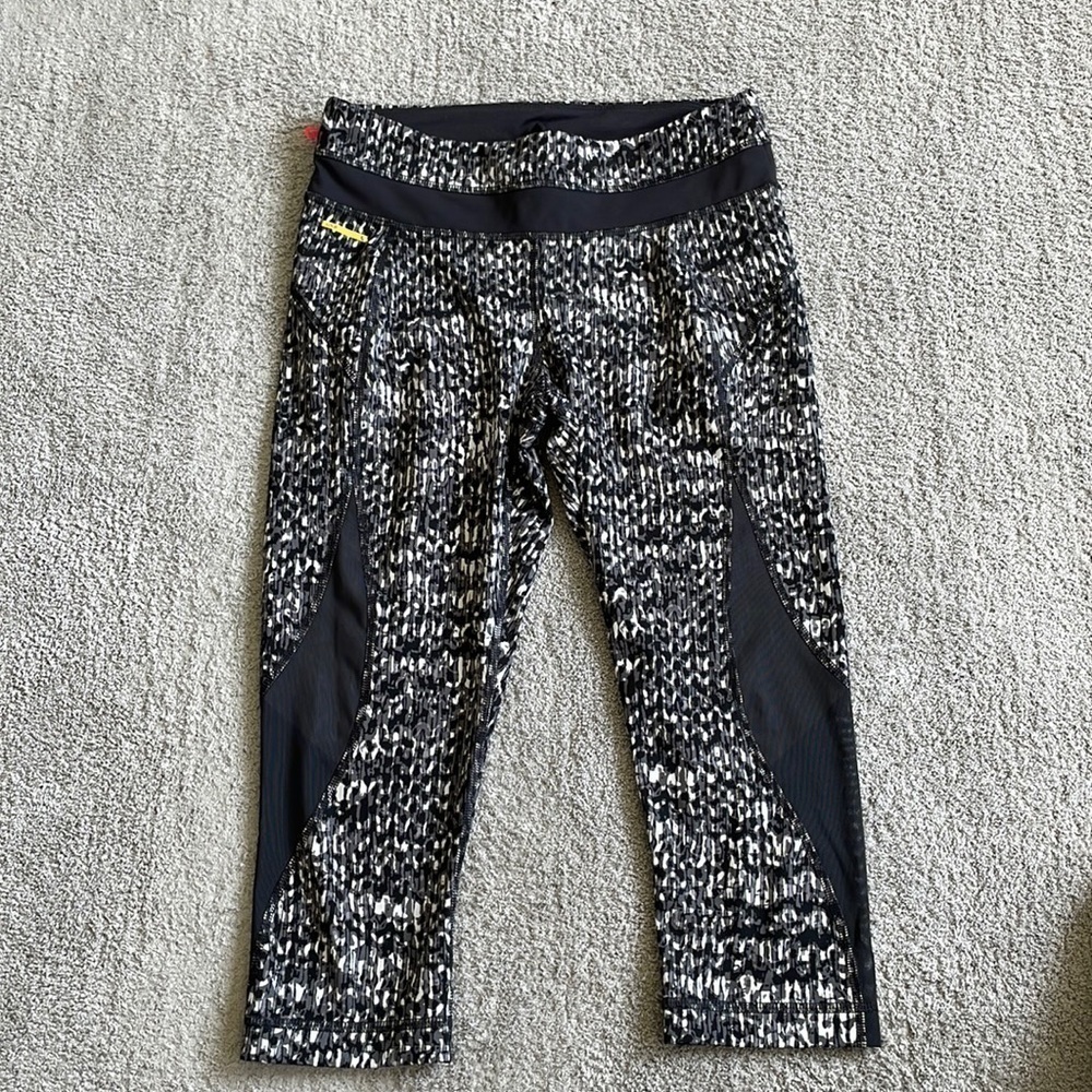 EC Lole Black / White Cropped Leggings with Mesh Detail - Size S